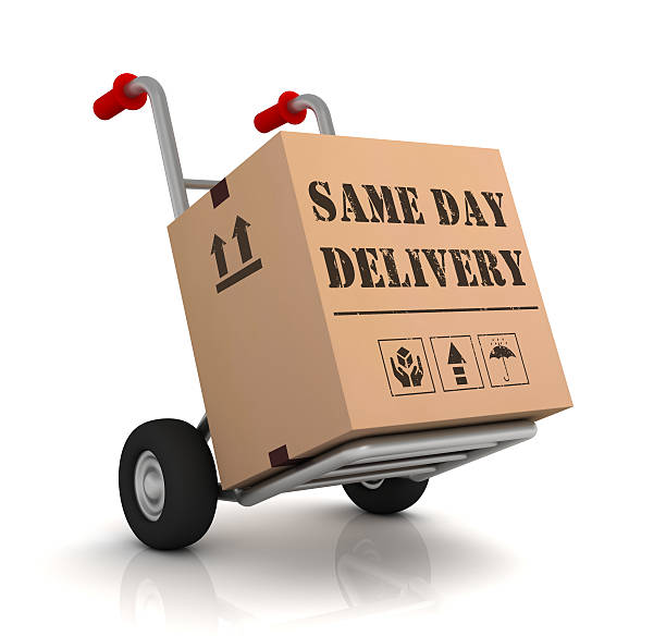 Sebuah kotak bertuliskan Same Day Delivery di atas roda pengangkut.
