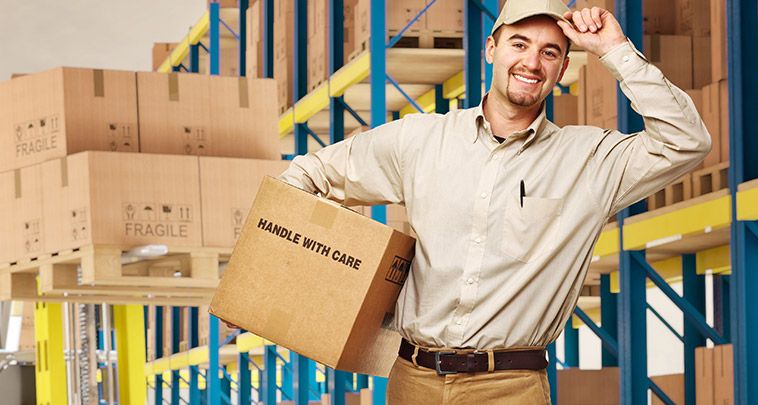 Ilustrasi pekerja menagngkat barang dengan tersenyum 