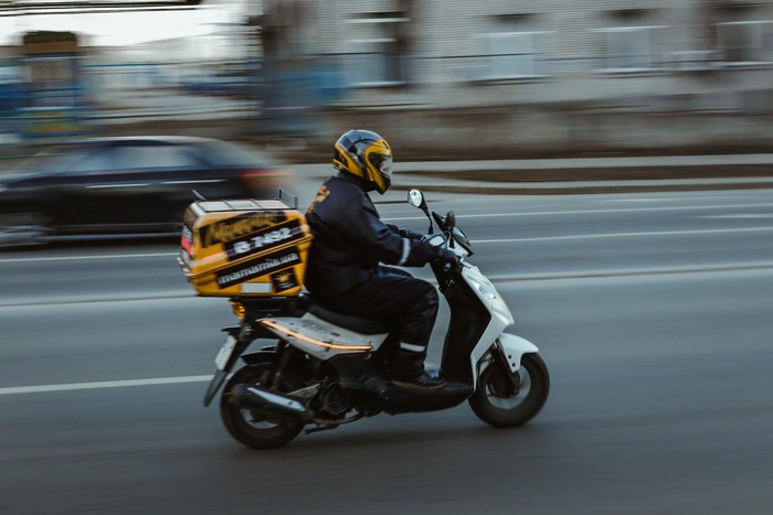 Ilustrasi delivery dengan menggunakan sepeda motor
